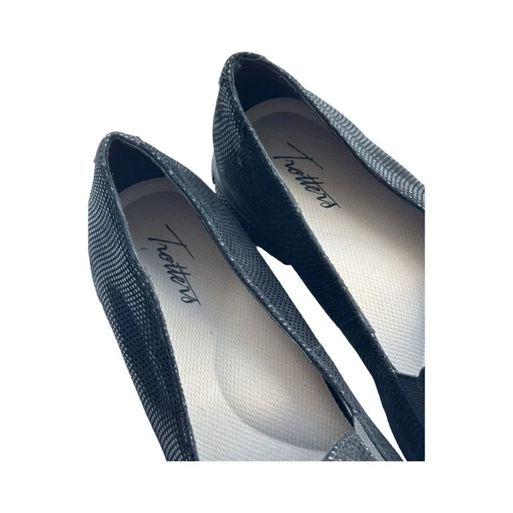 Trotters Universal Loafer. Black Mini Dot.